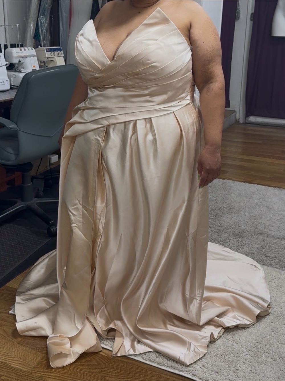 Elegant Plus-Size Champagne Satin V-Neck Evening Dress